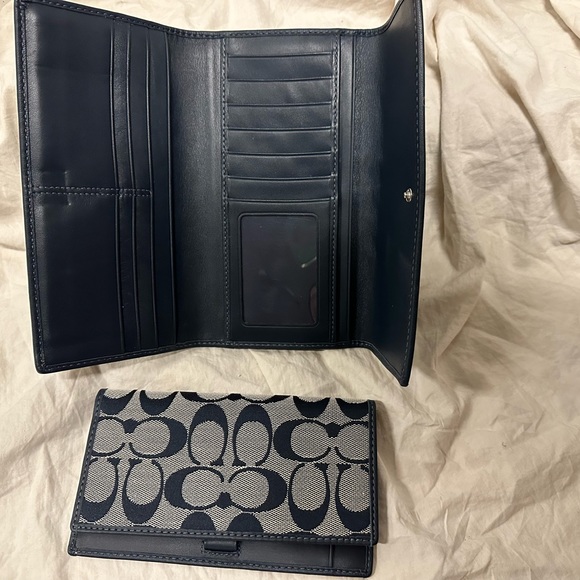 Coach authentic NWOT tri fold wallet - Picture 5 of 5